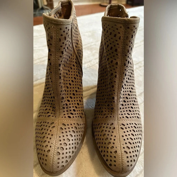 Esprit Kay Block Heel Perforated Booties size 8 - excellent condition!! - Picture 1 of 7